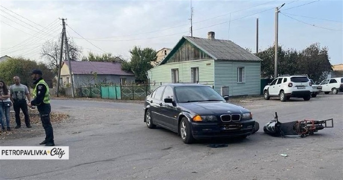 У Петропавлівці на перехресті зіткнулися BMW та скутер: постраждав неповнолітній