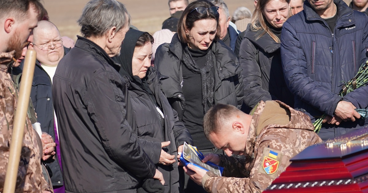 Ще декілька хвилин у рідній домівці і процесія рушає до храму. Прощання з Віталієм Ясінським