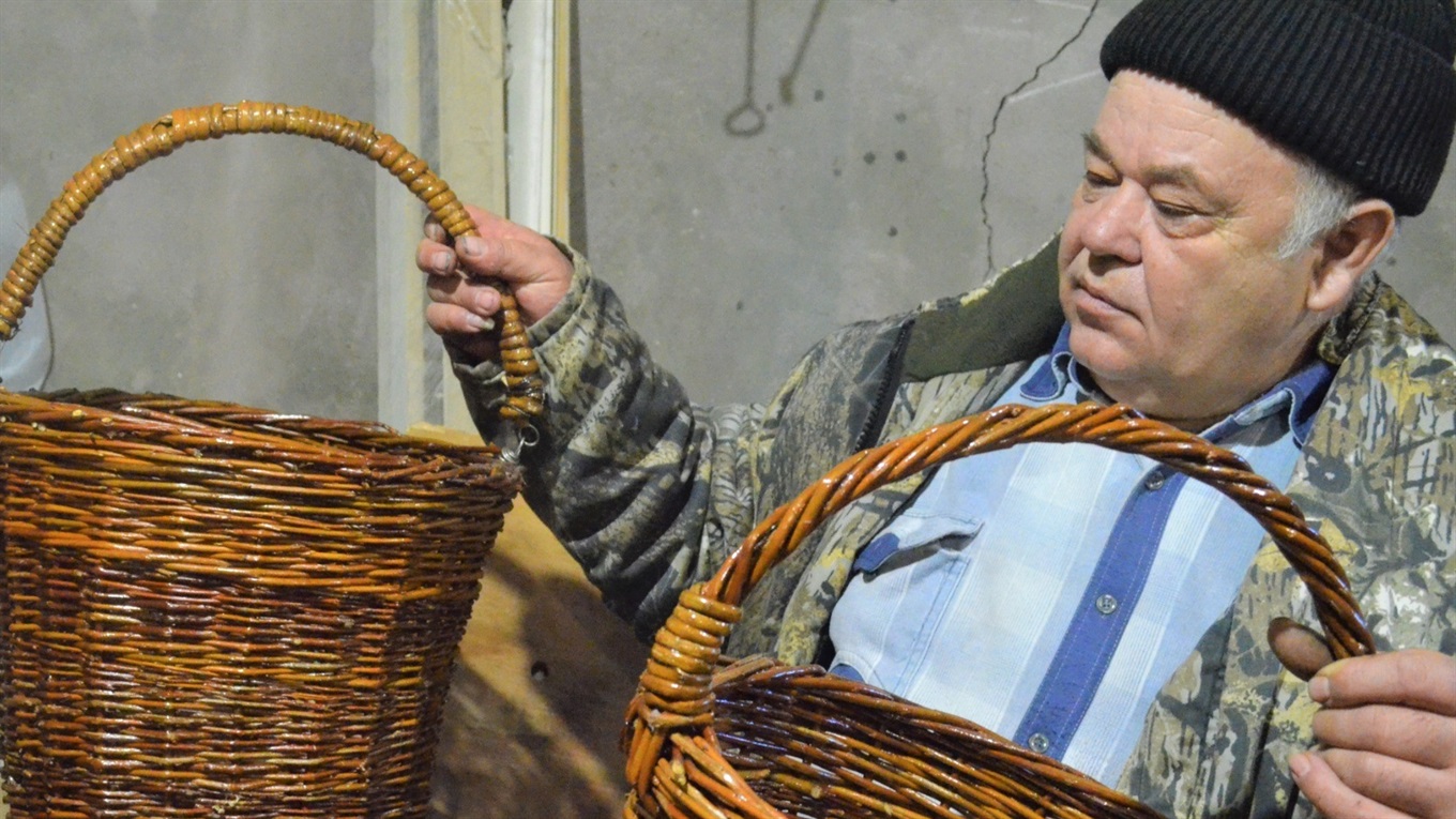 Плете з лози корзини, іграшки і не тільки: майстер з Біляївки, який береже давнє українське ремесло
