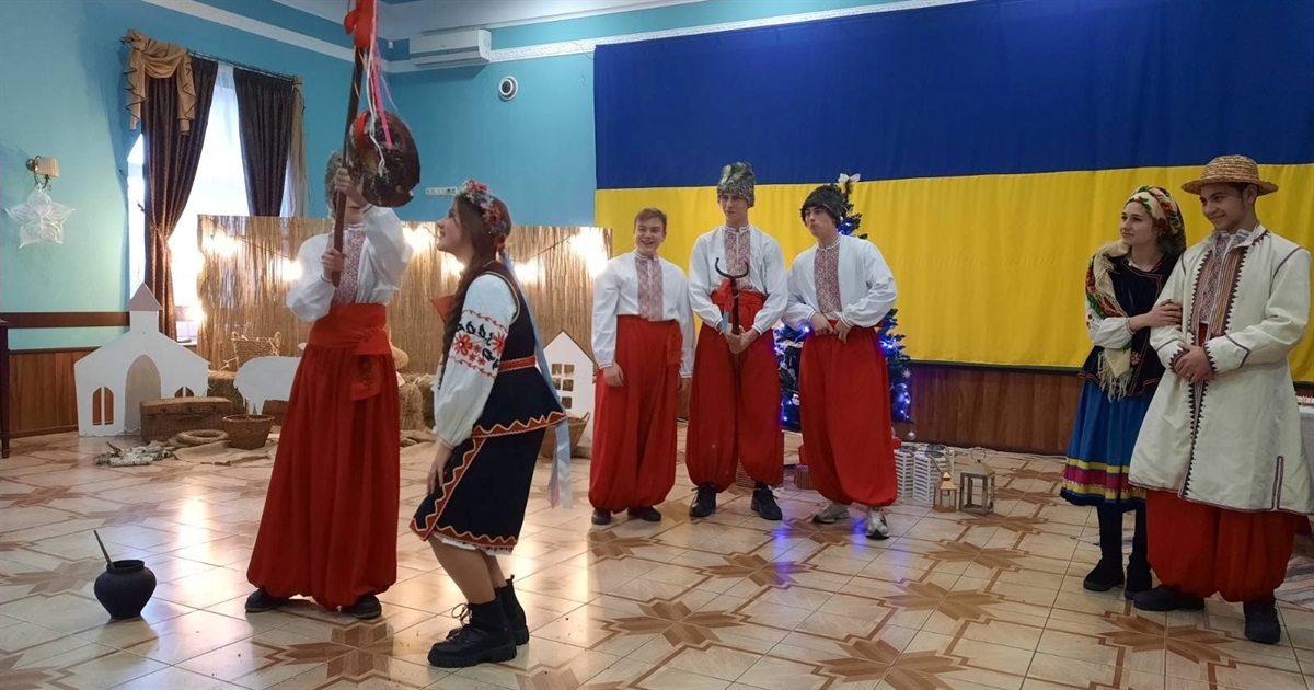 Співали, ворожили й кусали калиту: у Переяславі молодь зібралася на «Андріївські вечорниці»