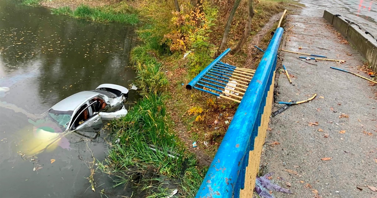 Жахлива аварія в Браїлові: авто злетіло з моста в річку, пасажирка загинула на місці