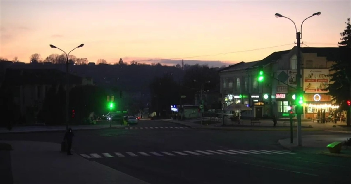 Вмикають пізно, а вимикають рано: городоччани обурені освітленням вулиць. Що кажуть у міськраді