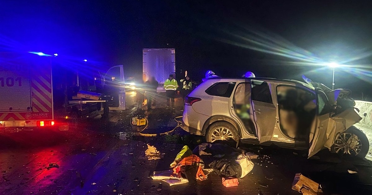 Лобове зіткнення автівки та вантажівки на Житомирщині забрало життя у трьох людей