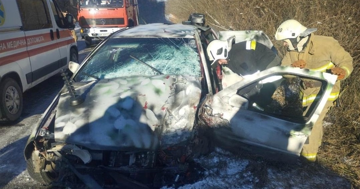 Поблизу Звягеля рятувальники деблокували водійку із понівеченої автівки