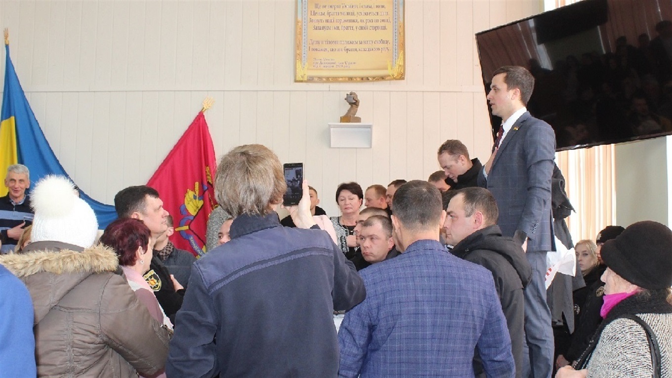В борьбе за электорат: выбитая дверь от нардепа Крейденко, трактора у исполкома от нардепа Минько