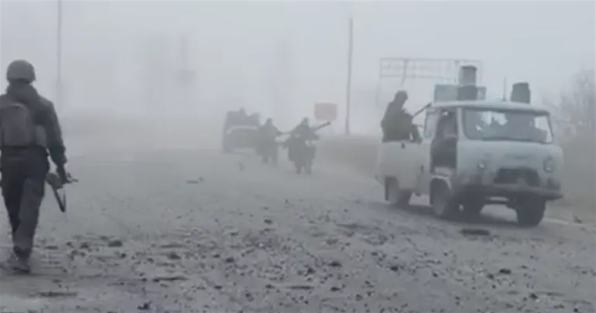 На “буханках” і мотоциклах. Росіяни показали, як заїжджають у Покровськ під покровом густого туману