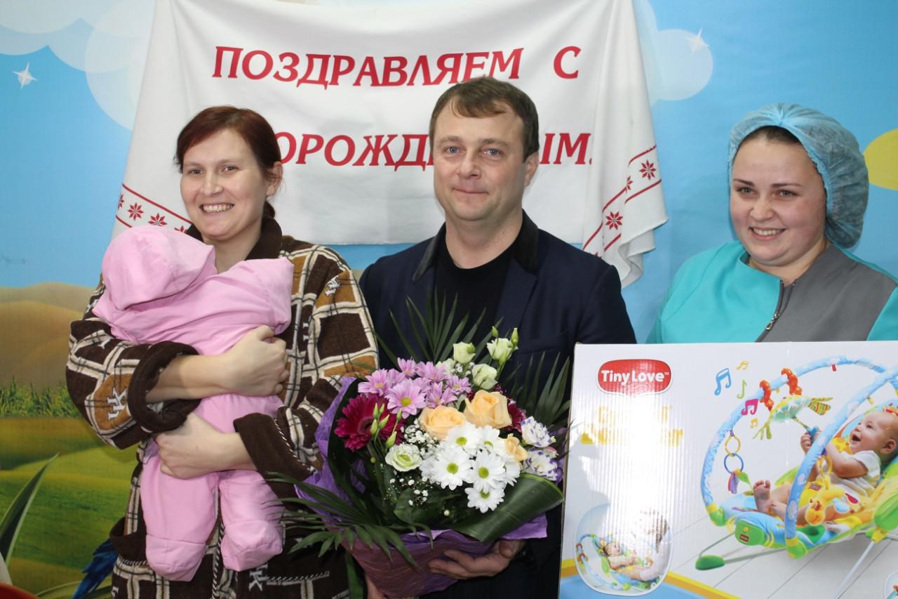 У Покровську перші малюки, народжені у новому році, отримали подарунки 