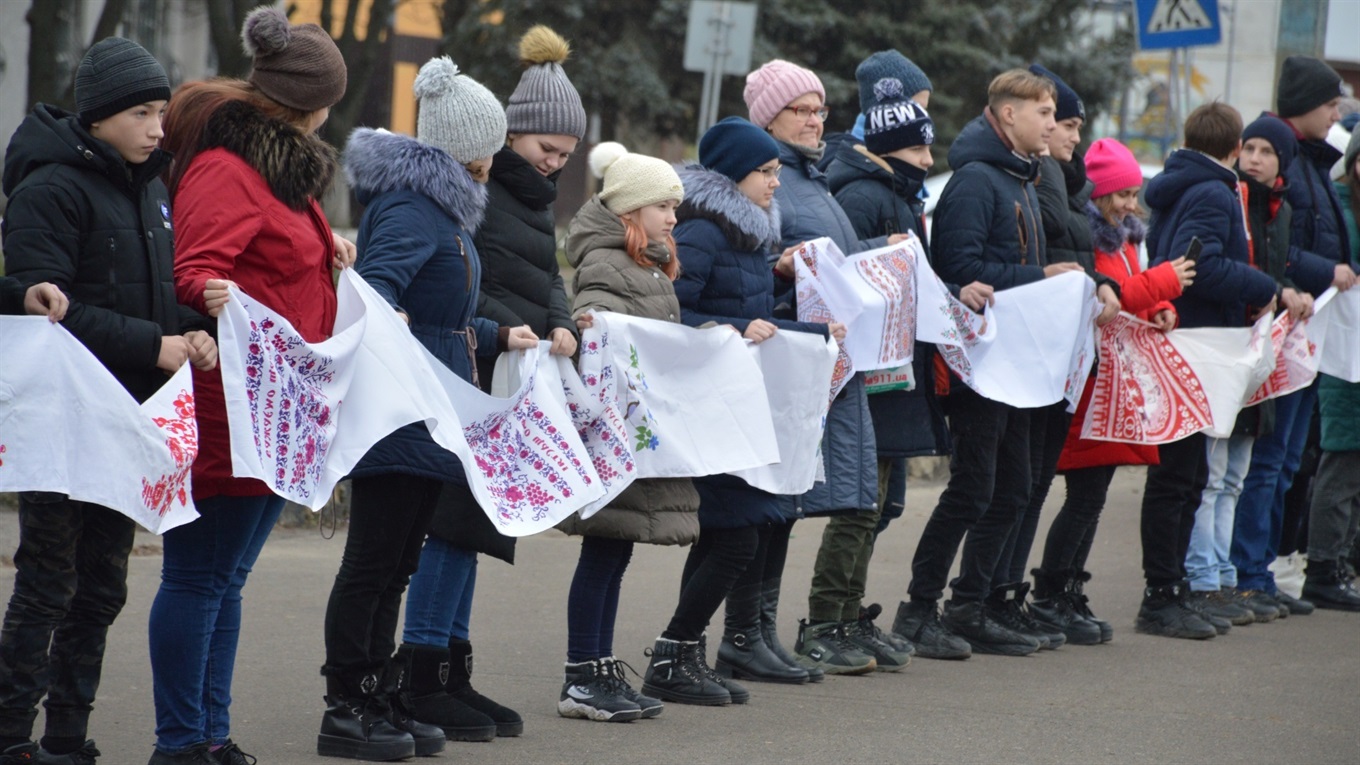 500 людей та кілометровий рушник єднання: у Сватовому відзначили День Соборності України