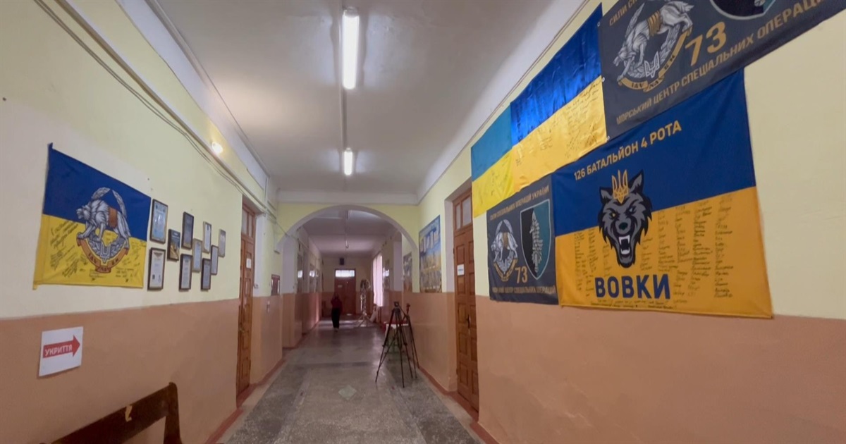 У Городку з’явився прапор з підписом Валерія Залужного. Стяг доповнив колекцію першого ліцею