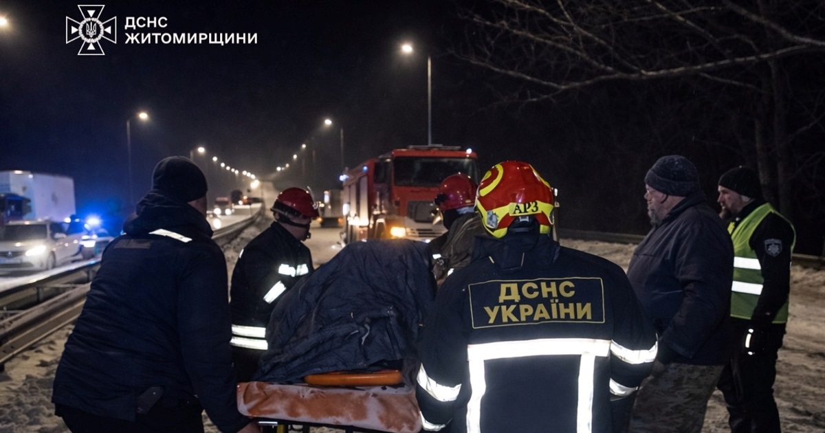 Автотроща на Житомирщині: близько 11 вантажних та легкових автівок потрапили в ДТП