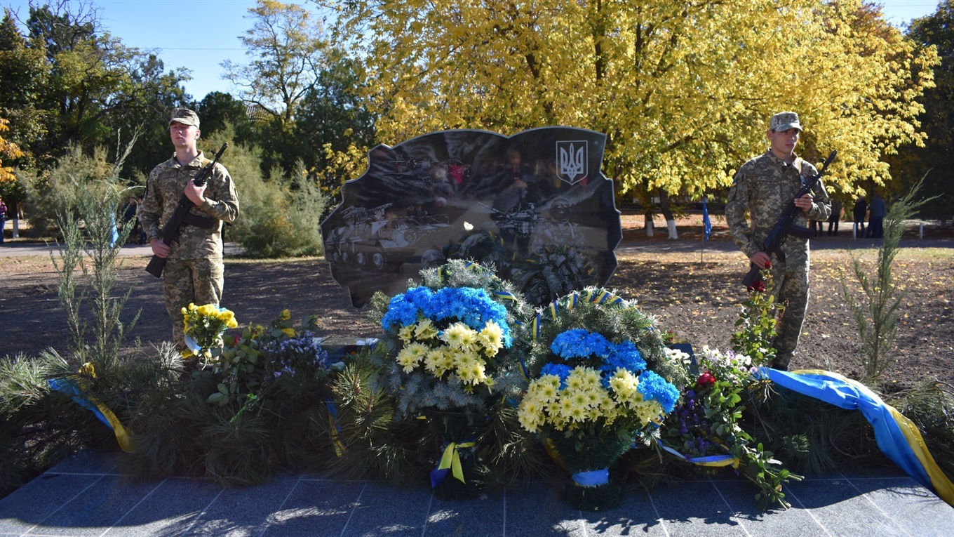 Фоторепортаж. В Нижніх Сірогозах відкрили пам’ятний знак учасникам АТО