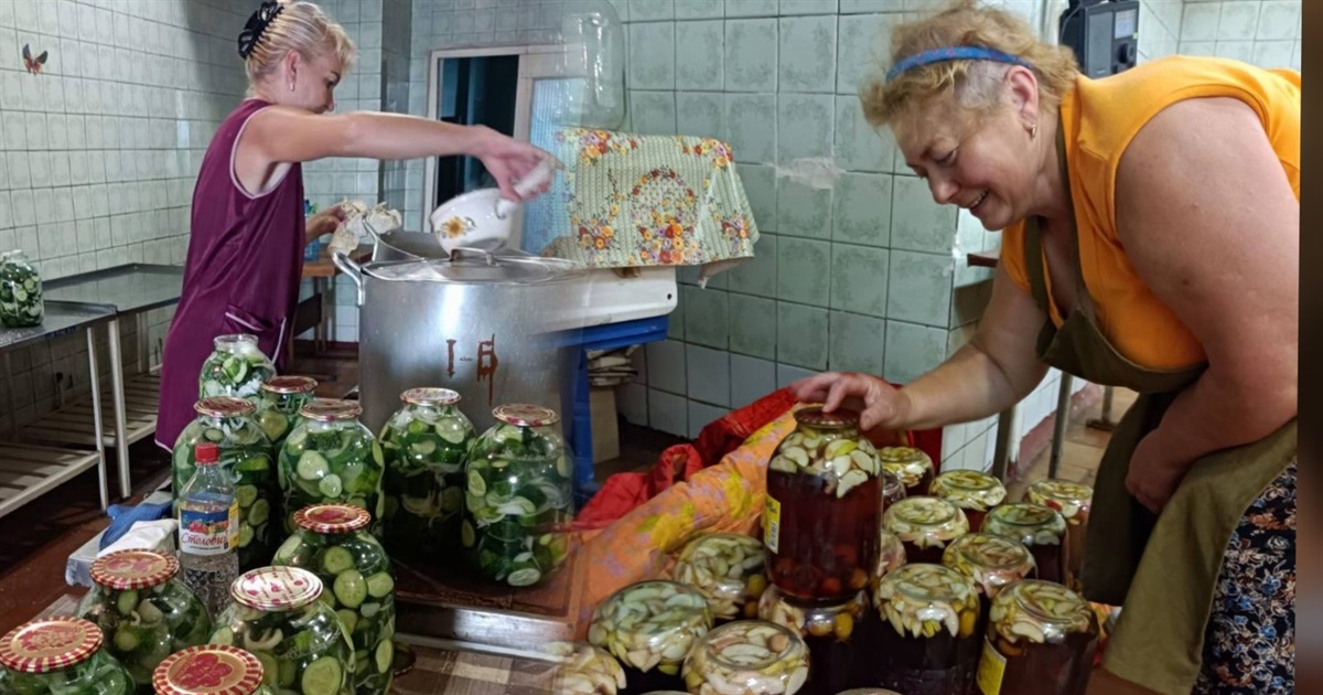 Переяславські волонтерки готують консервацію для воїнів: їм потрібні банки та пластикові бутлі