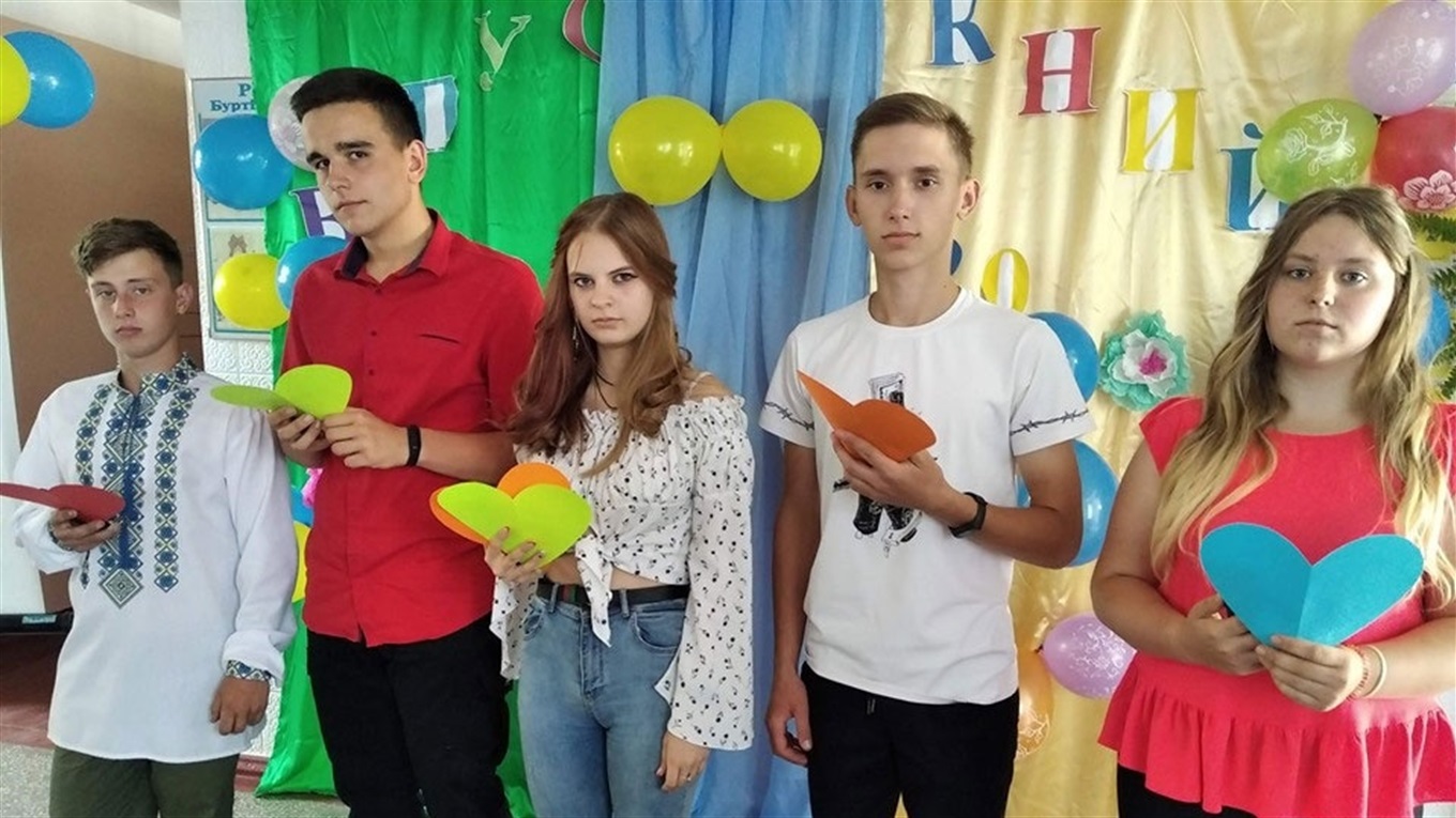 Випускники Буртівської школи, що на Кагарличчині, отримали свідоцтва, грамоти та подяки