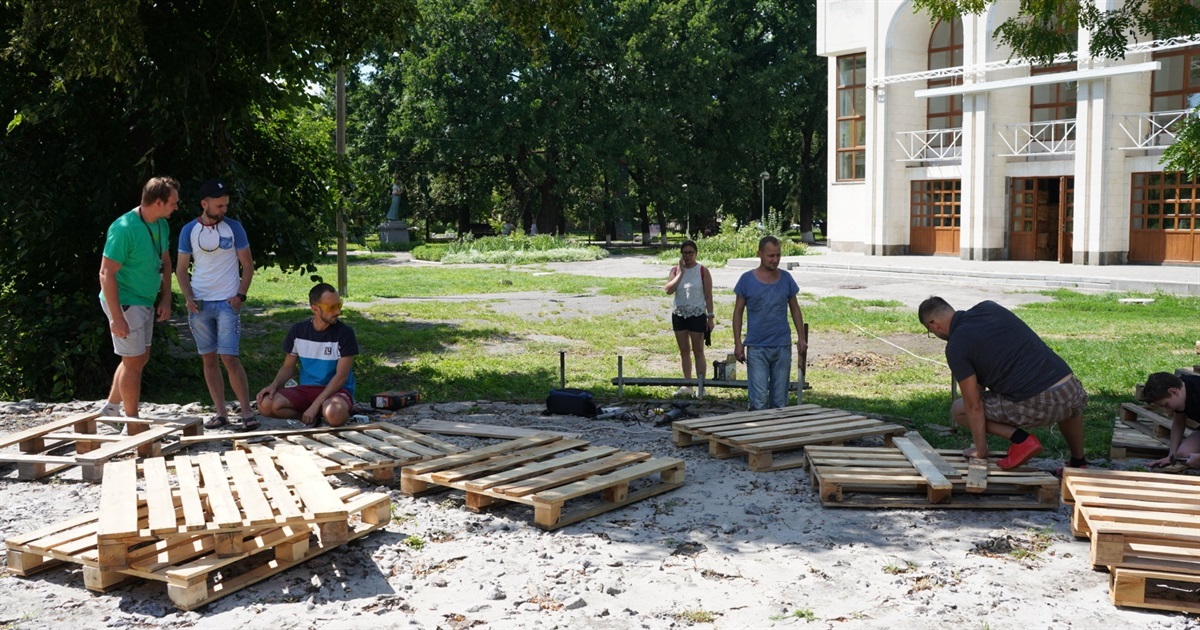У Переяславі містяни облаштовують нову зону відпочинку: будуть зручні меблі та інтернет