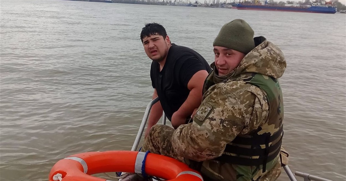 Измаильские пограничники спасли румынского рыбака, чья лодка перевернулась на Дунае