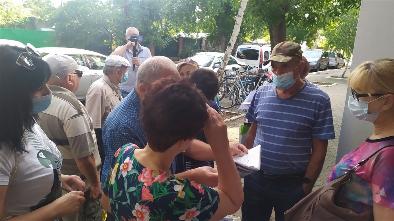Стучали в окна, не пропускали спецтранспорт: в Измаиле снова митинговали проблемные абоненты (видео)
