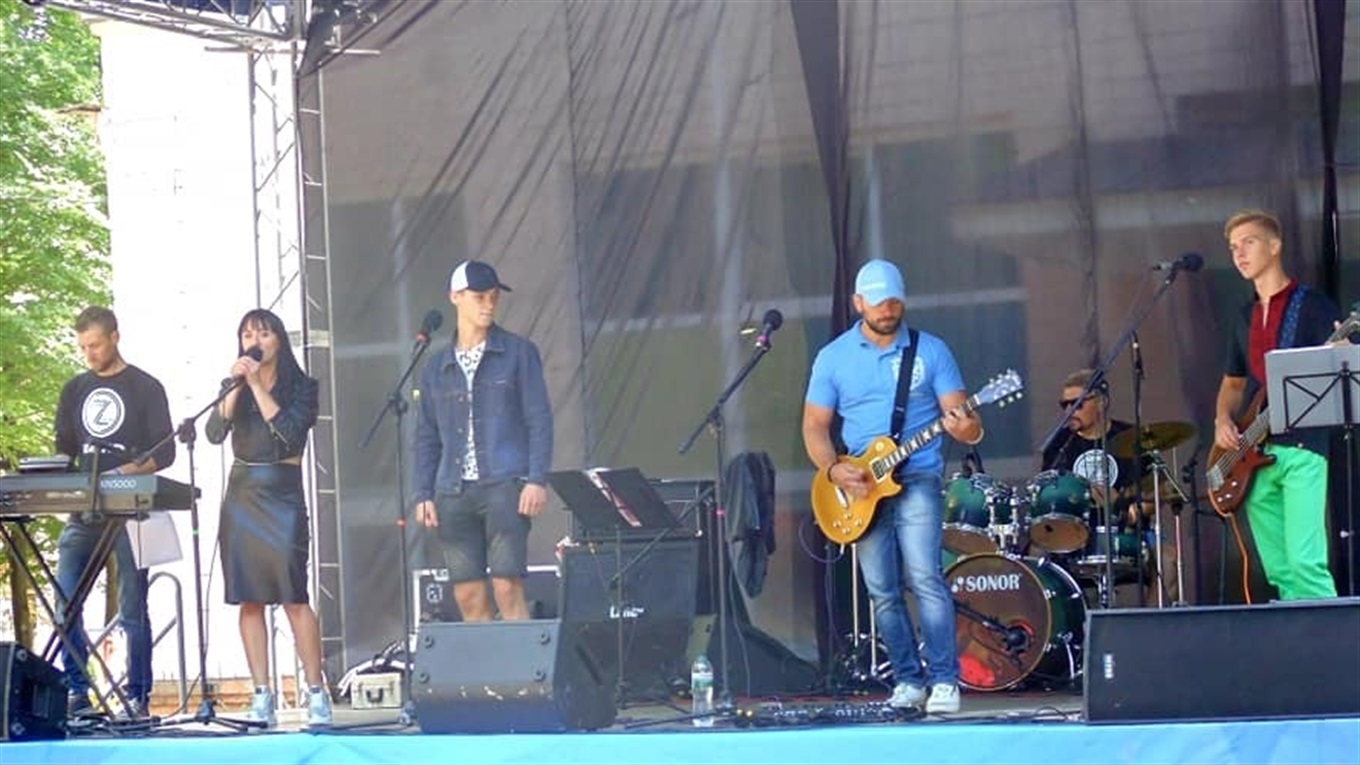 Заспівали і розіграли подарунки: рок-гурт «Sound from Z» виступив на День міста. Відео