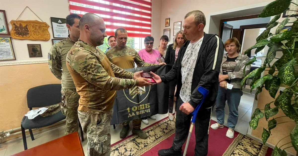 Рятував побратимів і пережив важке поранення: Євгенія Ісаєнка нагородили орденом "За мужність"