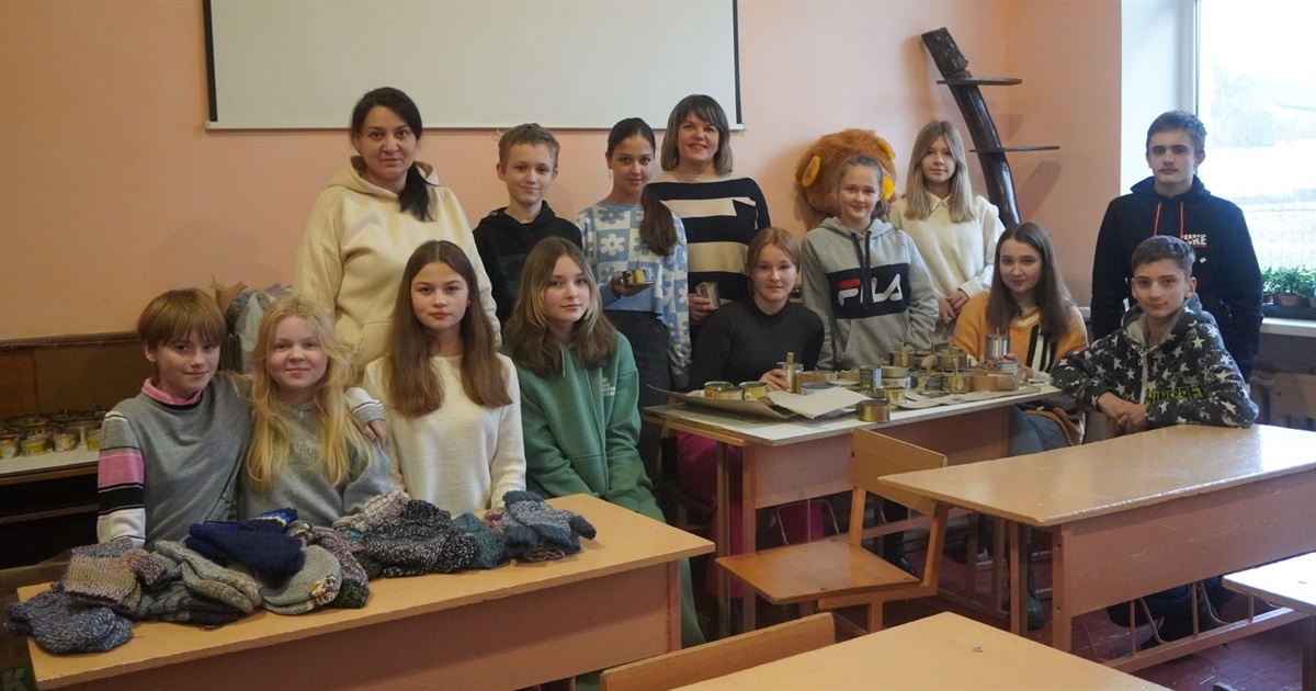 У переяславській школі виготовляють окопні свічки, теплі речі та обереги для воїнів ВІДЕО