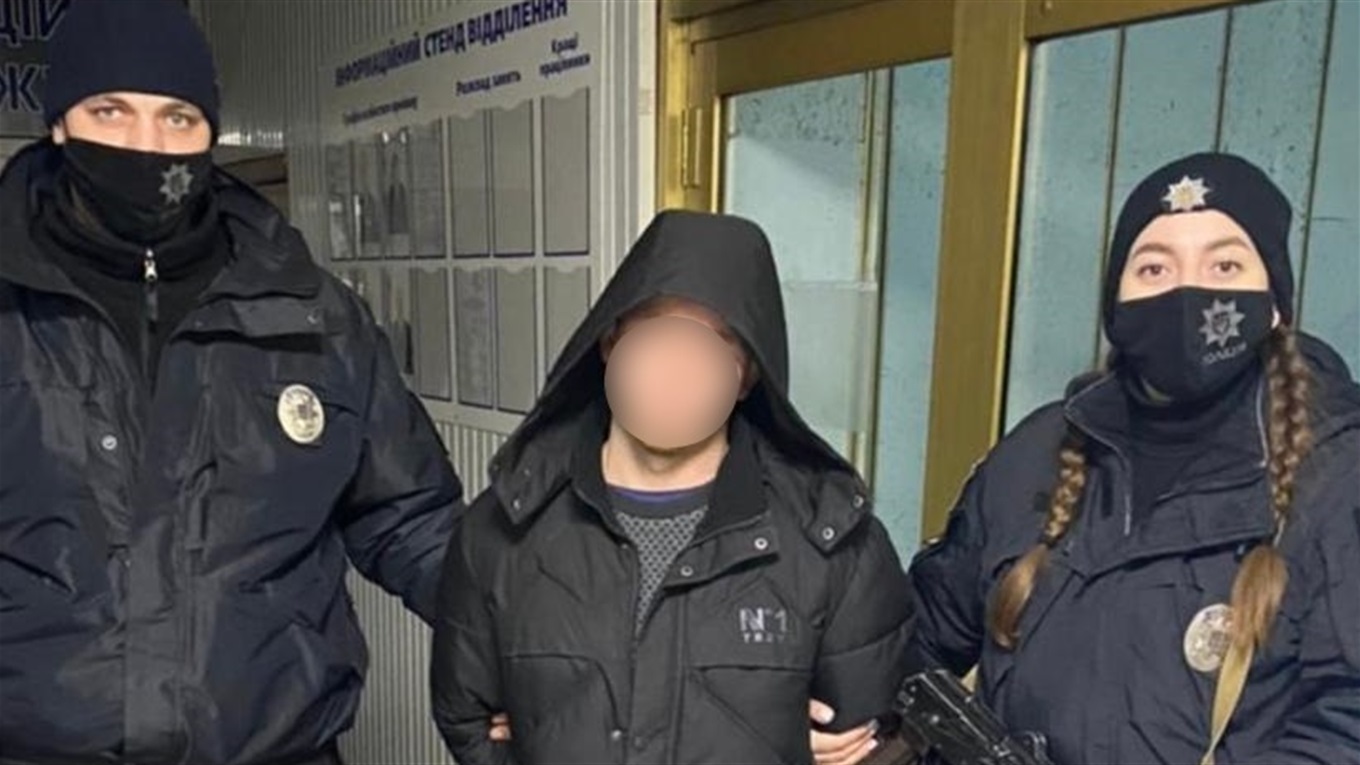 Кагарлицькі поліцейські затримали двох чоловіків, які побили та пограбували жінку в її будинку