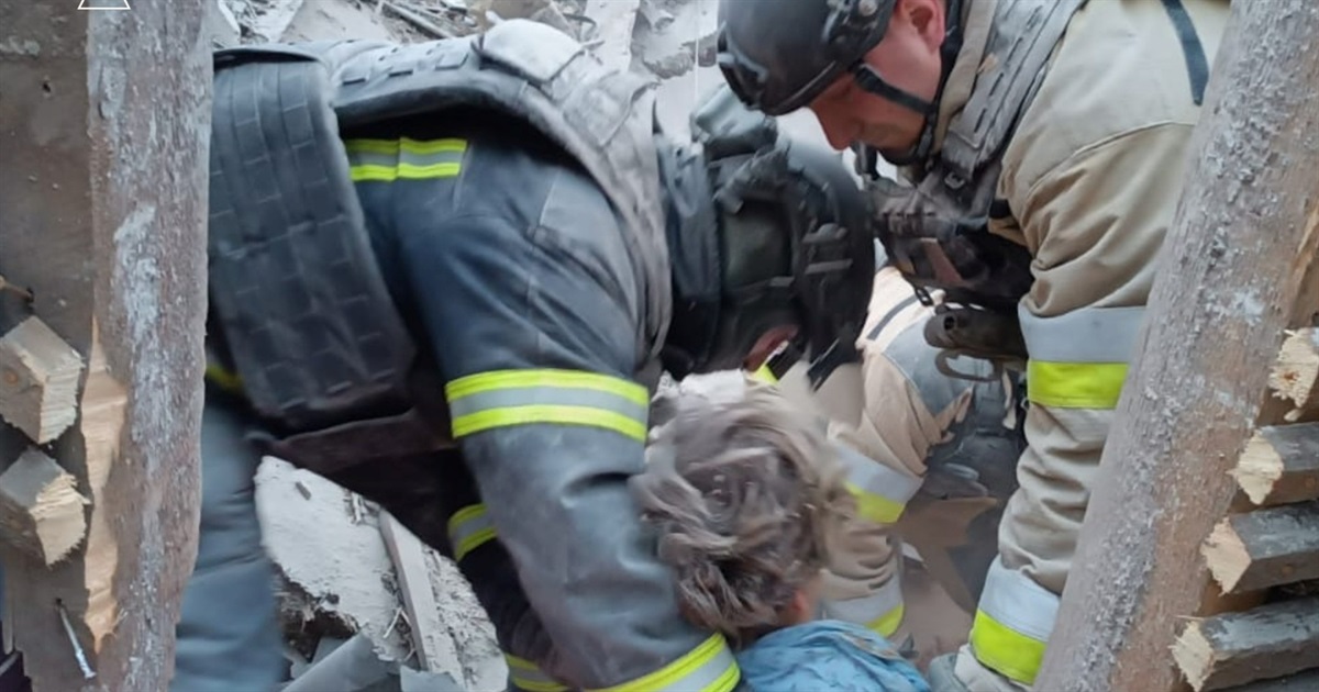 Рятувальники витягли з-під завалів у Дружківці жінку. Окупанти скинули на її будинок авіабомбу