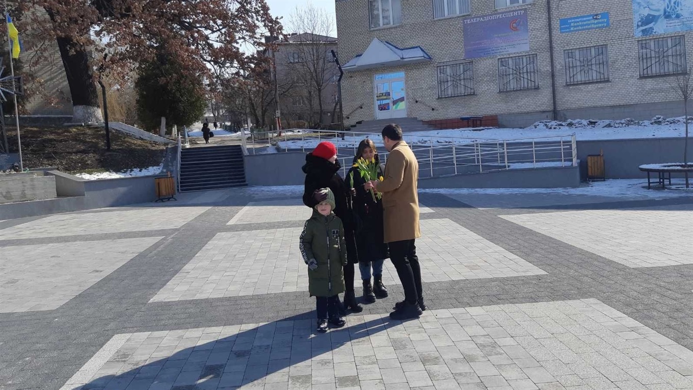 Як жителькам Городка дарували квіти до 8 березня. Фото