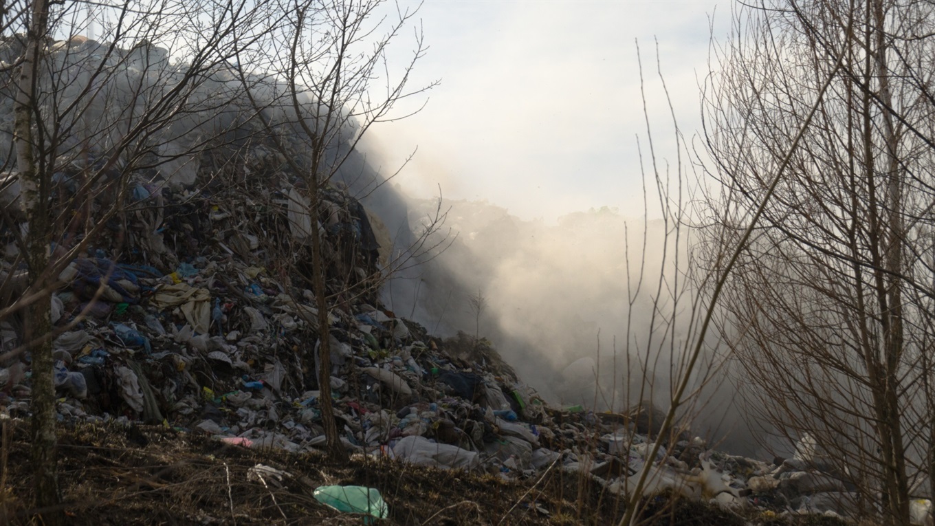 Уже тиждень горить міське сміттєзвалище