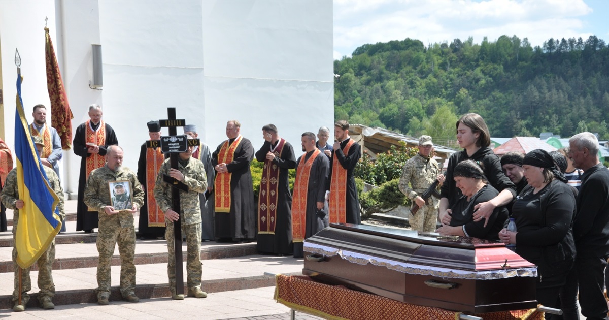 В останню дорогу до рідного дому відправився полеглий воїн з Нагірянки Мельничук Володимир