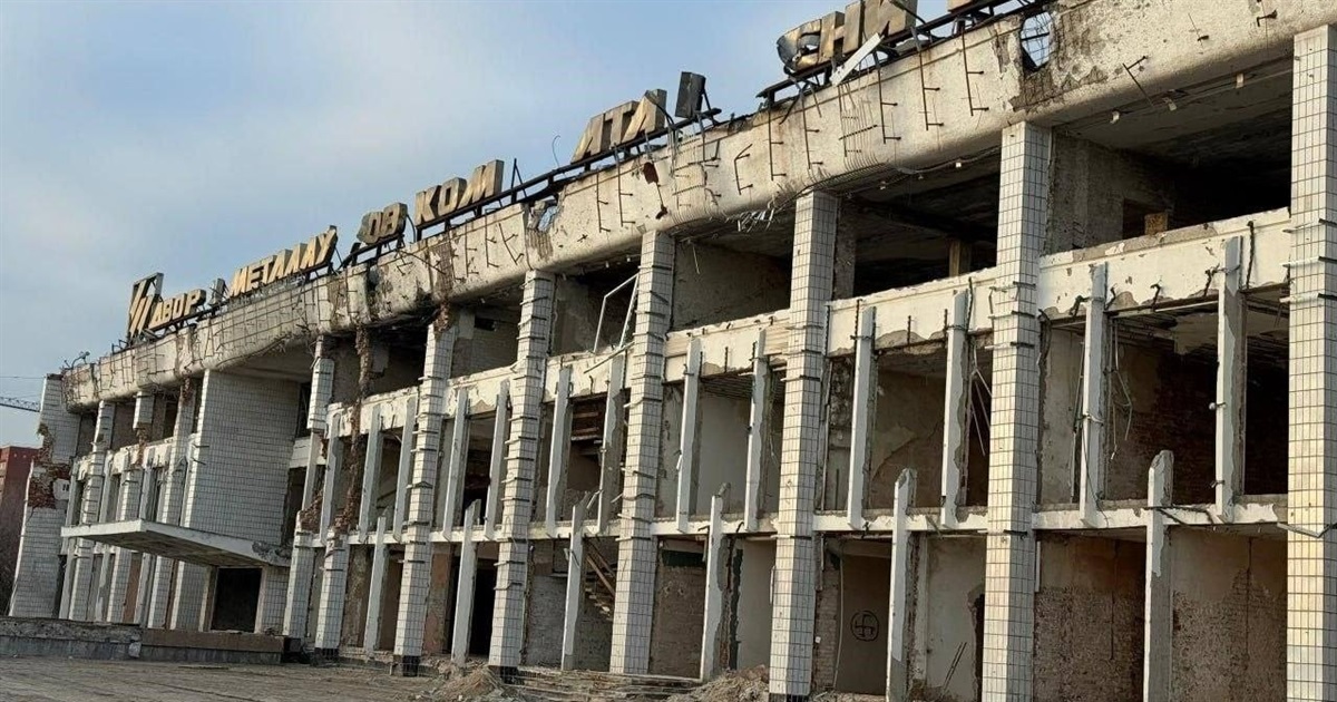 Окупанти взялися "відновлювати" зруйнований "Український дім" у Маріуполі. Що відомо