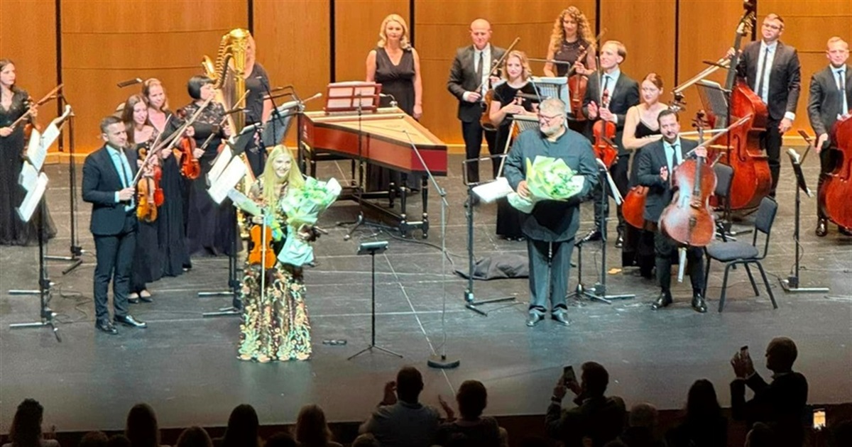 Українська скрипалька Анастасія Петришак виступила на сцені Dubai Opera разом із «Віртуозами Києва»