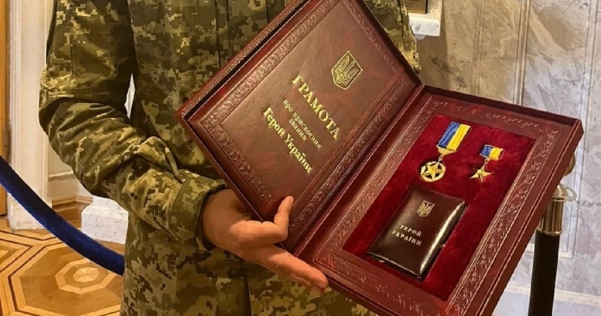 Хто зі звягелян вшанований званням Герой України: імена (частина І)