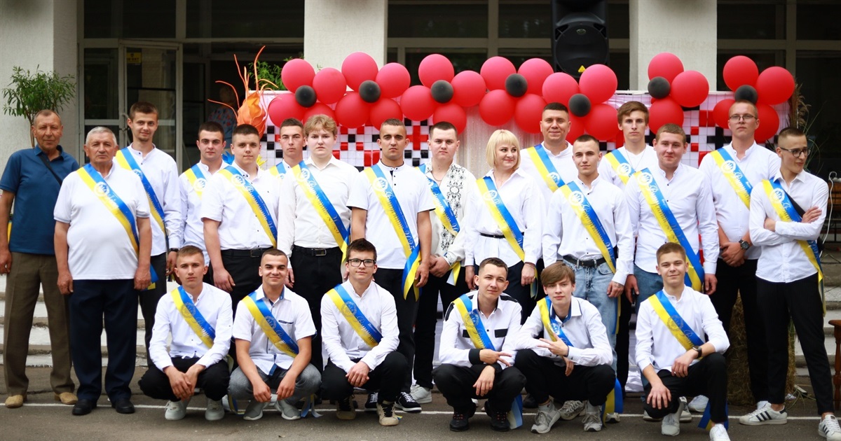 Останній дзвінок у Старокостянтинівському аграрно-промисловому ліцеї: прощання, сльози і старт