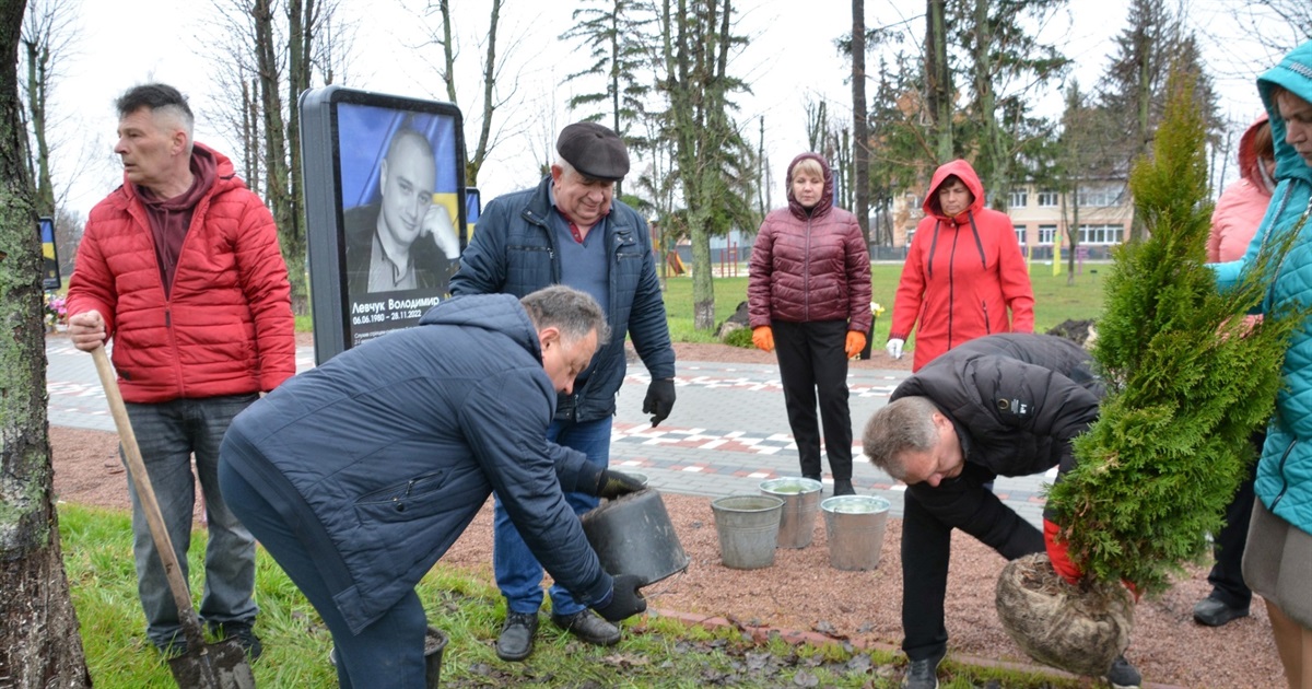 У Студениках висадили "Туї пам'яті" на Алеї Героїв за кошти депутатів і виконкомівців