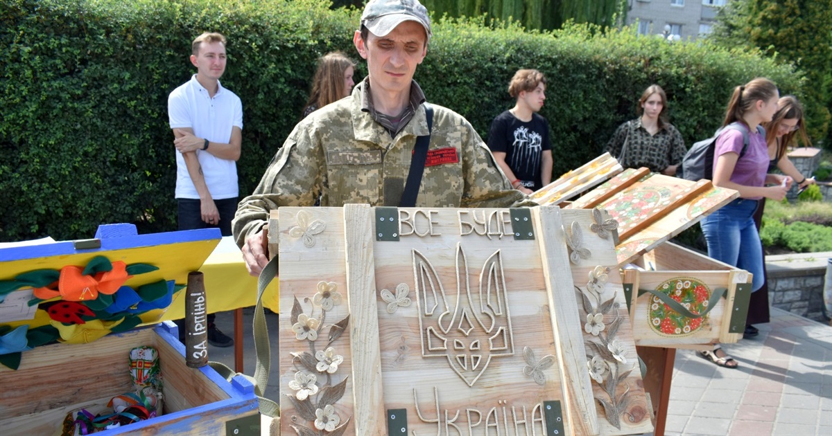 Замість зброї – творчість: у Жмеринці проходить акція «Молодь проти війни»