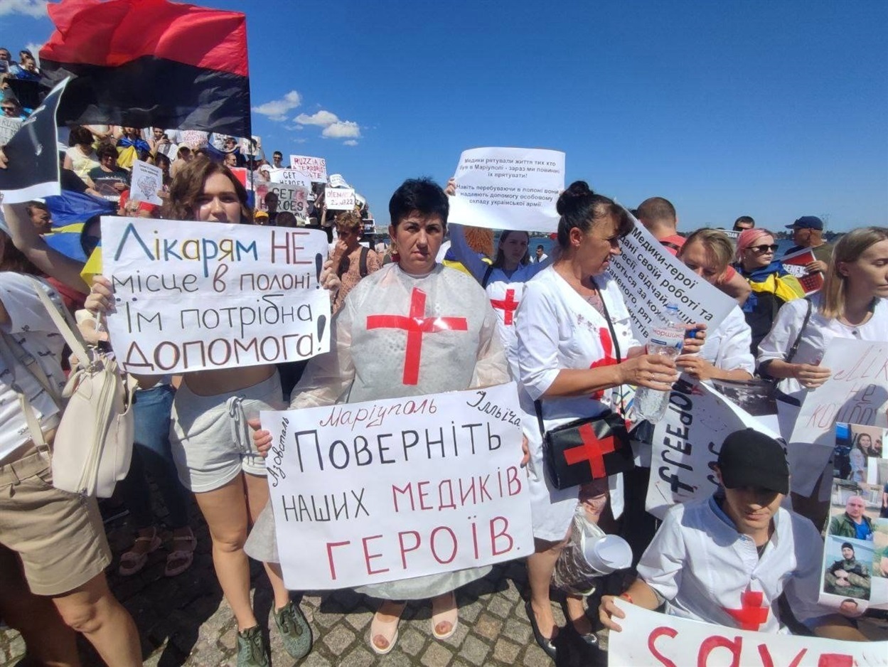 Рідні і близькі полонених військових медиків часто влаштовують мирні акції, аби привернути увагу до полонених