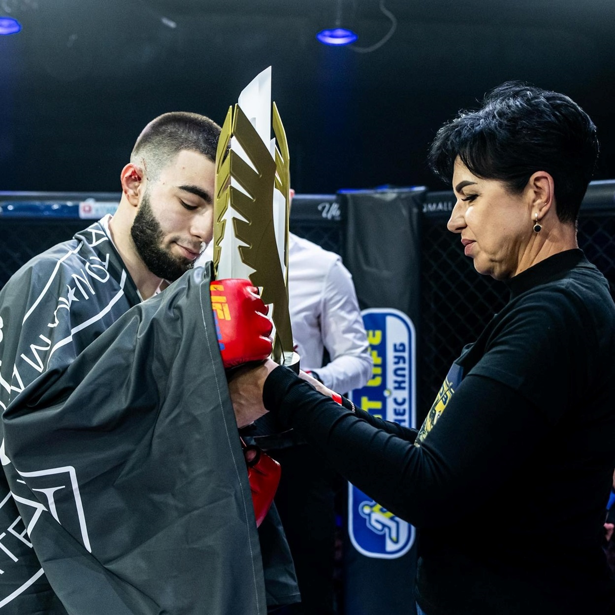 Переможець Grand Prix “Кубок імені Єгора Біркуна” Шаміль Мустафаєв отримав кубок з рук Людмили Біркун