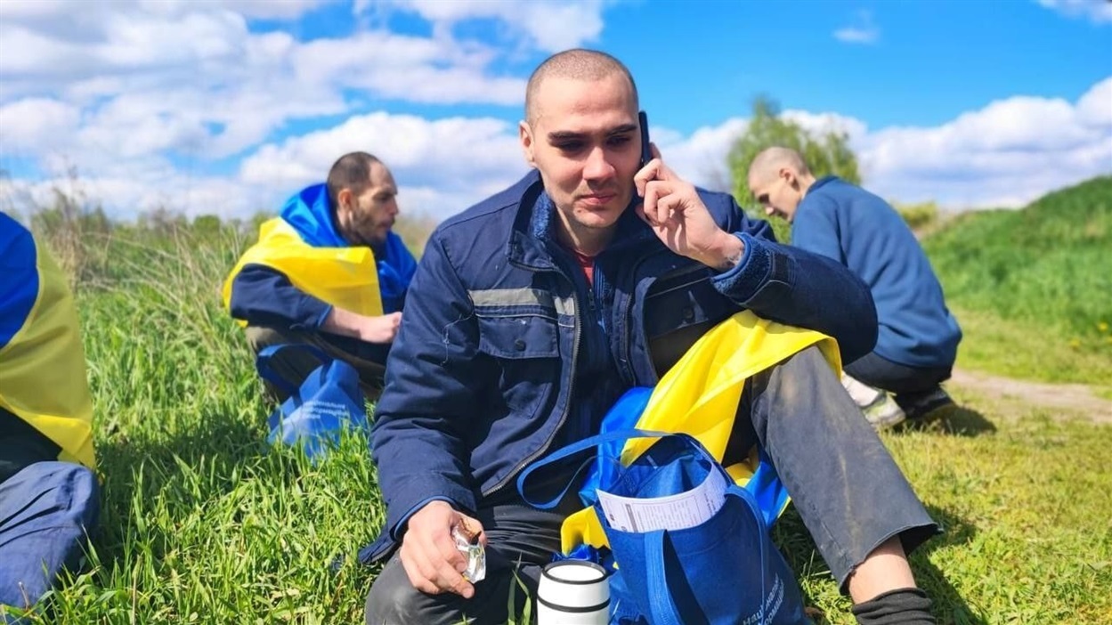 Це тато Макара. Сьогодні він повернувся з ворожого полону