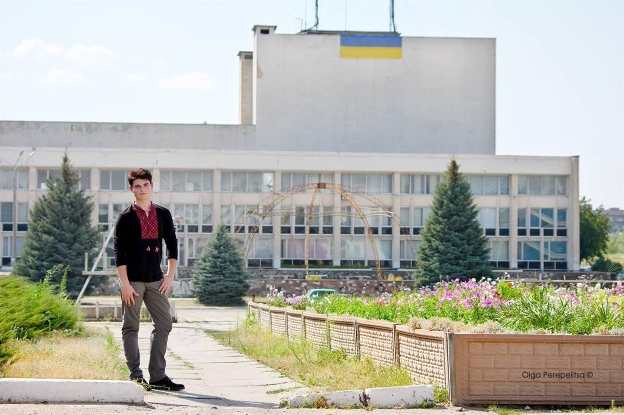 Влад у Рубіжному, 2015 рік. Світлина на фоні центральної площі й Палацу Культури