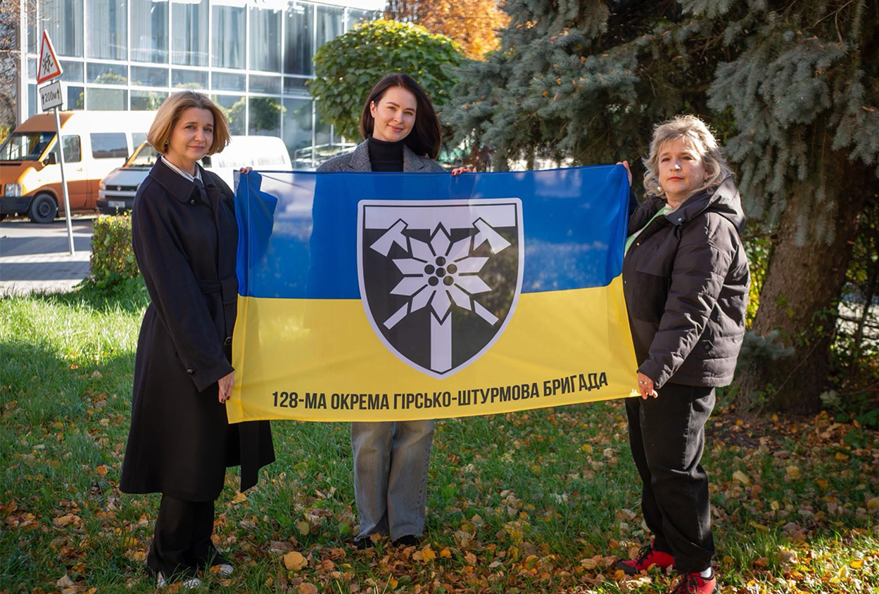 Волонтери разом з головою Благодійного фонду "Свідомі" Анастасією Котляровою