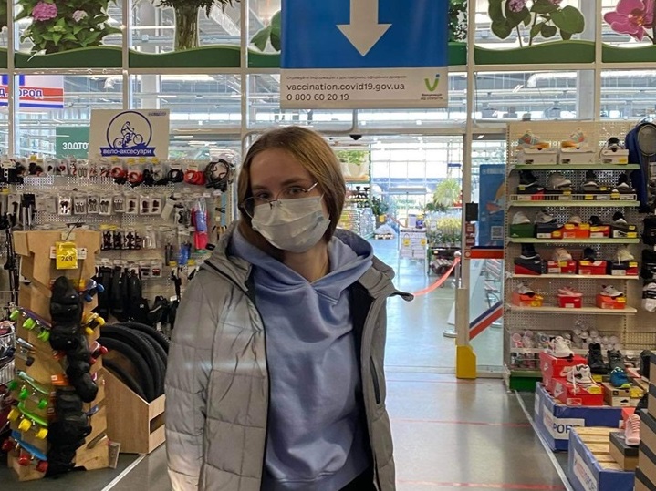 Софія Калістарова у центрі вакцинації в Маріуполі