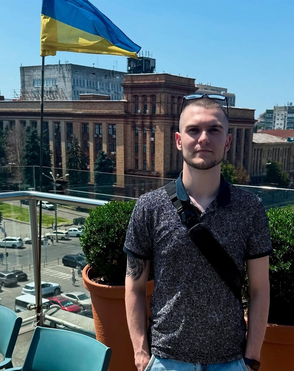 чоловік на фоні українського прапора