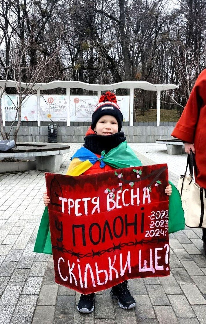 Женя ходить разом з мамою на акції в підтримку полонених, щоб тато швидше повернувся додому