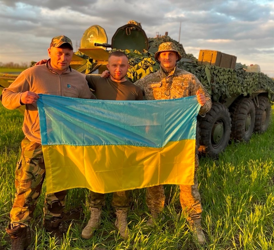 З побратимами.