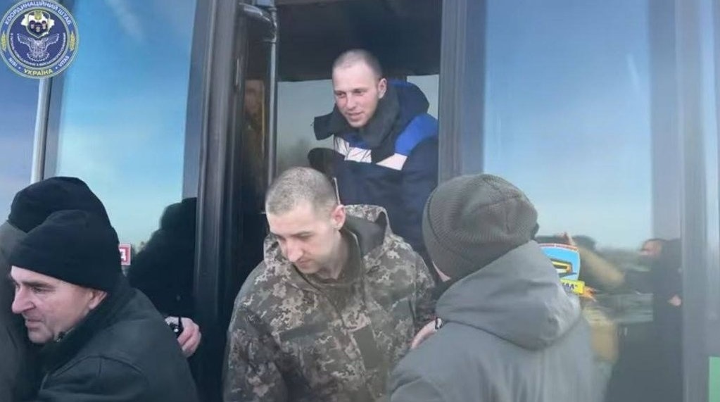 День обміну: Юрій у формі виходить з автобуса