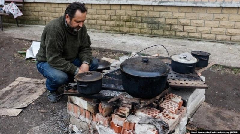 Сєвєродонецьк: містяни готують їжу на вогнищах просто неба