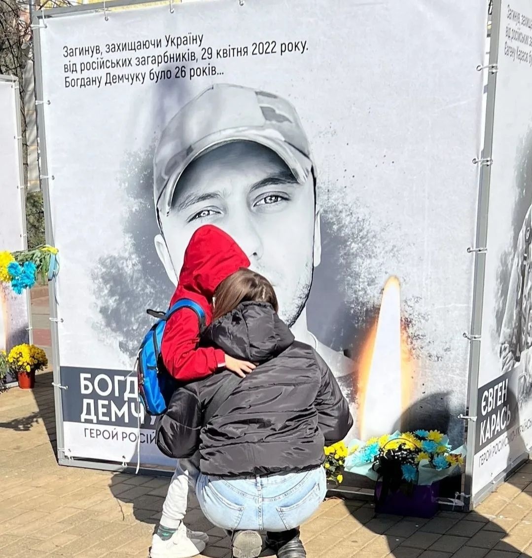 До цієї світлини загиблого коханого Богдана у Хмельницькому Надія ходить сама або із сином