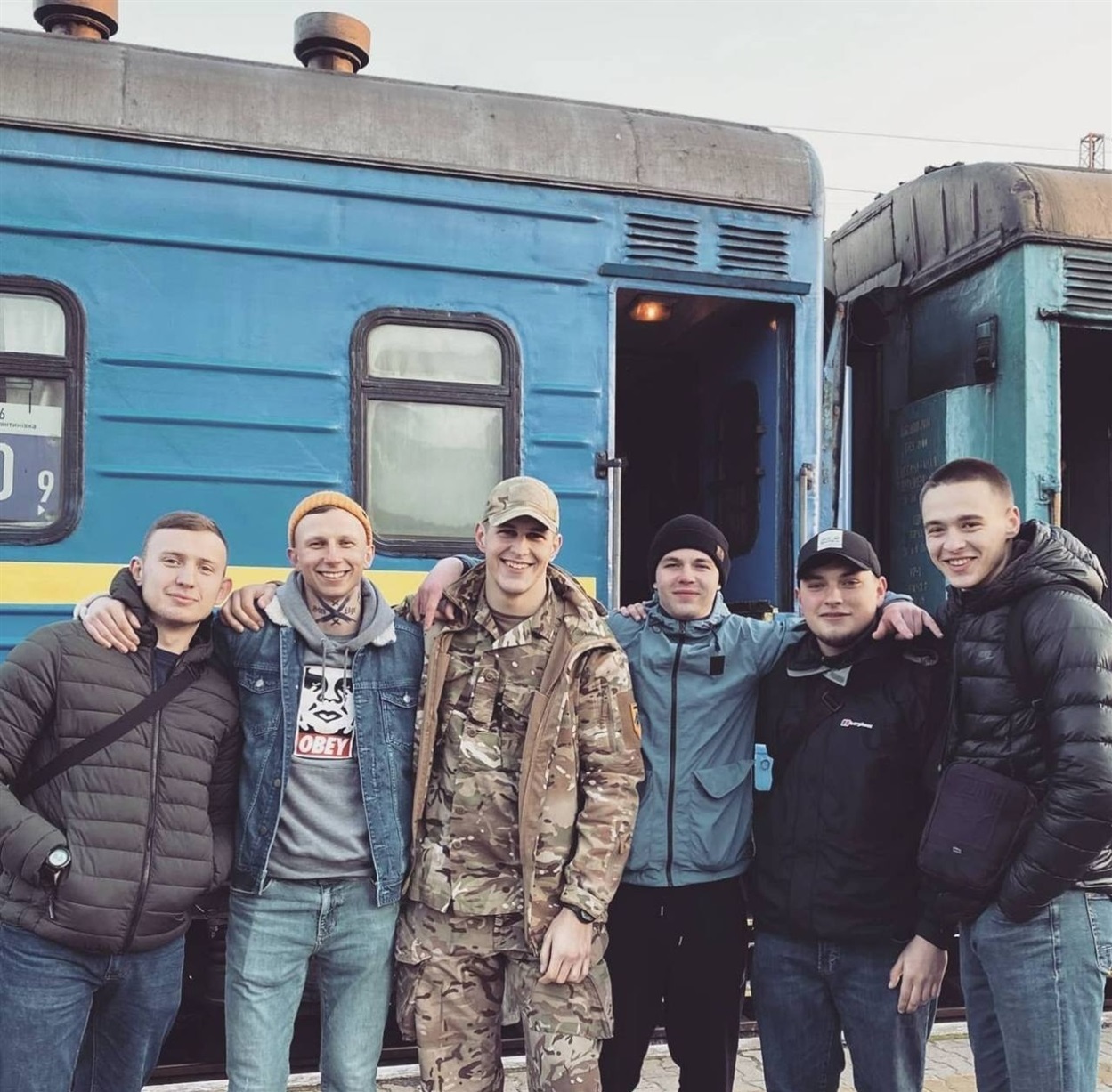 Перший зліва “Легенда”, “Бір” у військовій формі, “Скул” перший справа