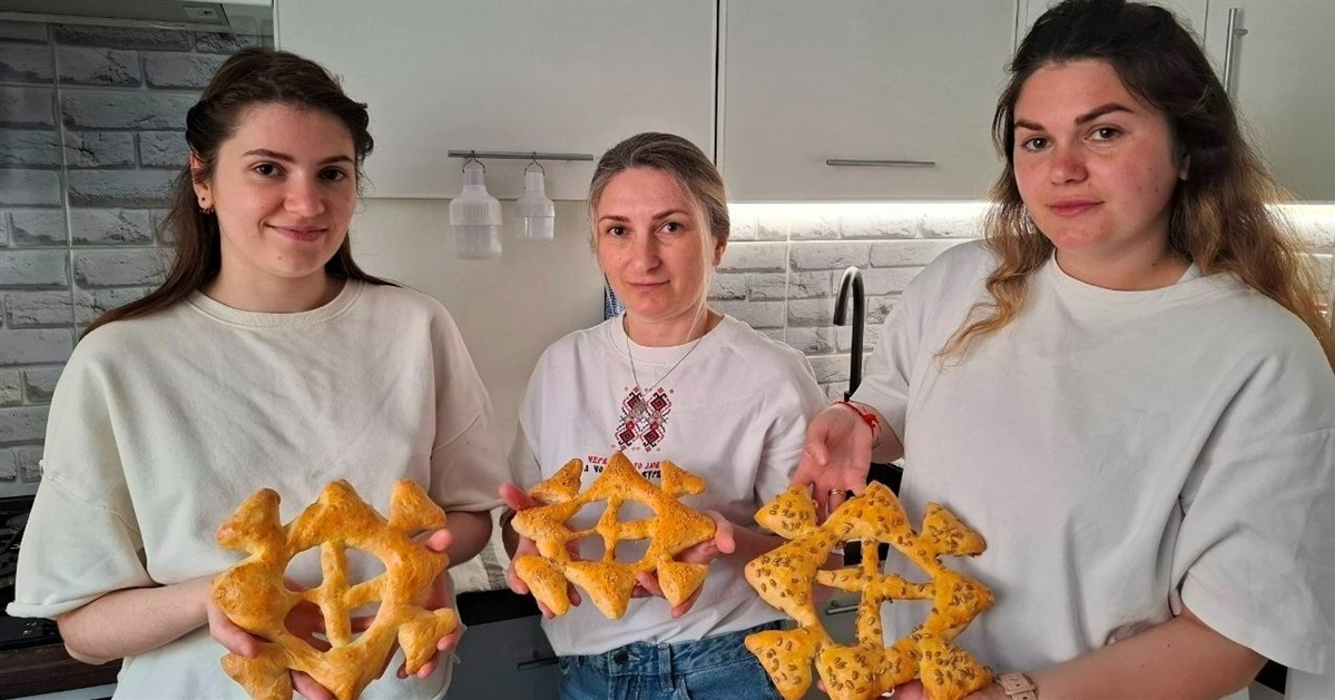 Олександра, Наталя і Анастасія цьогоріч пекли псатир на Великдень