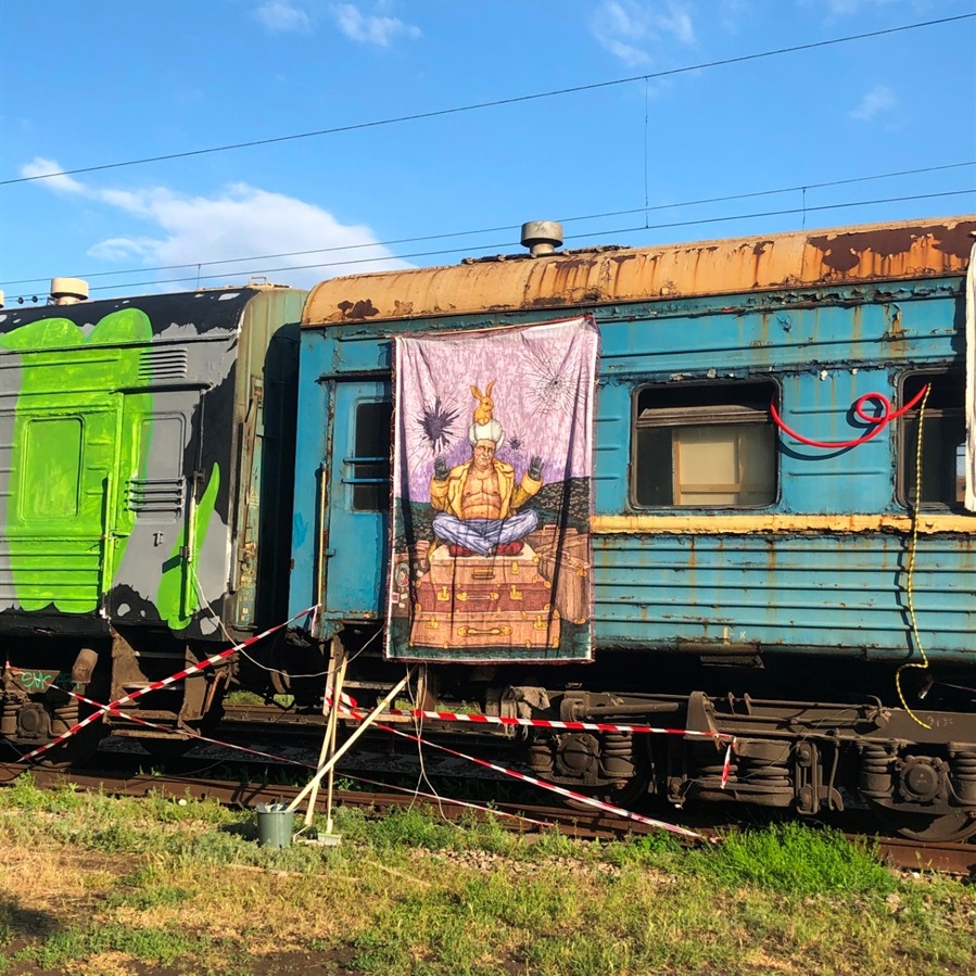 Арт-вагони на пляжі в Маріуполі