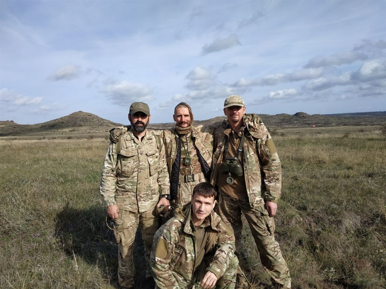 "Сова" на передньому плані внизу, "Мангуст" зліва